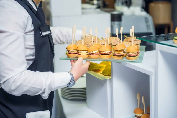 Pourquoi recourir à un service de traiteur pour votre mariage à Rennes ?