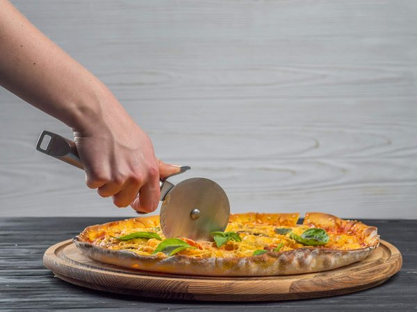 Achat d'une coupe pizza : les différents critères à savoir